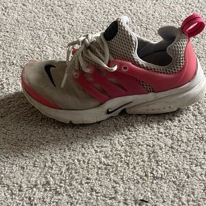 Nike Kids White and Pink Lightweight Sneaker